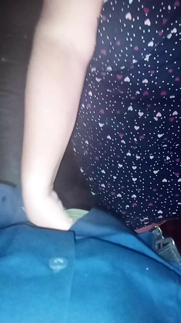 エッチな継母が手コキをしてくれた