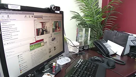 Esmer genç kız büyük bir yarakla sikiliyor ve dölleniyor