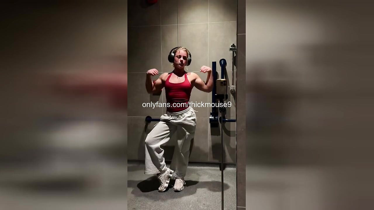 Incidente in palestra dal vivo TikTok di 18 anni: figa vergine stretta strappata e crema
