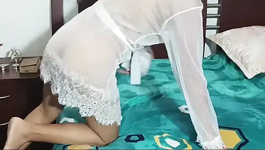 Üvey annem odamda mastürbasyon yapıyor ve beni takip ediyor. Bütün bunlar babacık evde yokken oluyor.