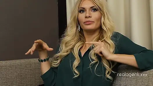 İri göğüslü Goldilocks sapphic oyunları sırasında götünde büyük dildo hissetmeyi seviyor