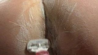 Afeitando su culo y coño