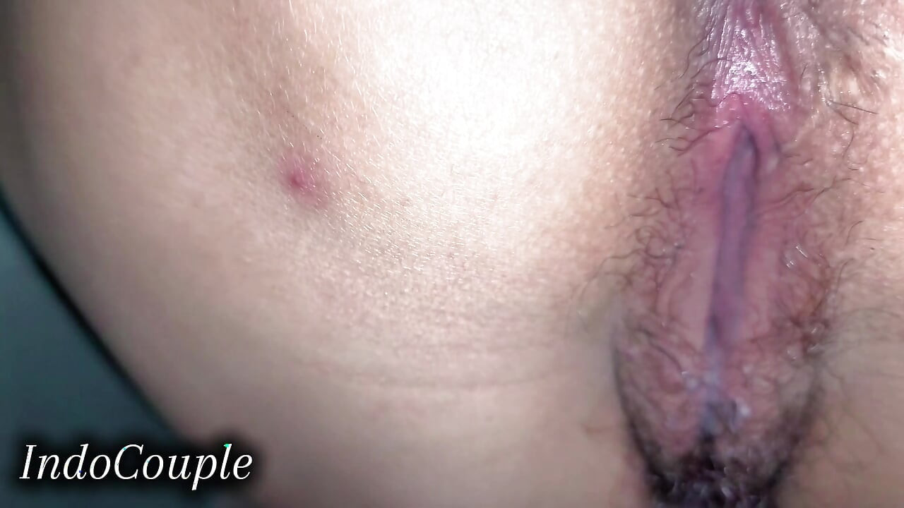 Tiriku memergokiku masturbasi i menunggangi creampie bahagia kontolku. Crot di dalam memek
