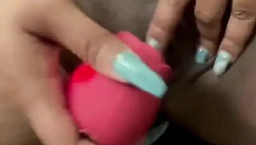 Merangsang klitorisku dengan vibrator telur