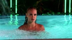 Elizabeth berkley - sexo en la piscina