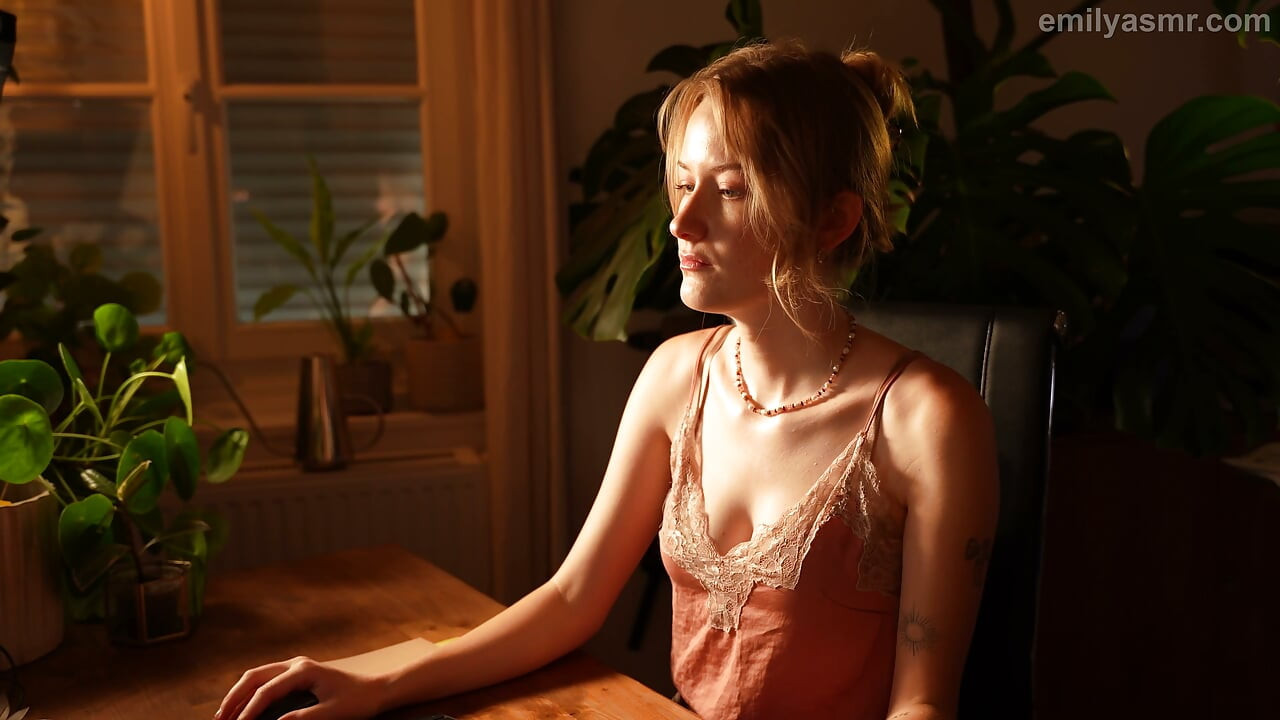 موظفة الاستقبال الجنسية في الفندق ترقي أكثر من غرفتك - لعب أدوار ASMR