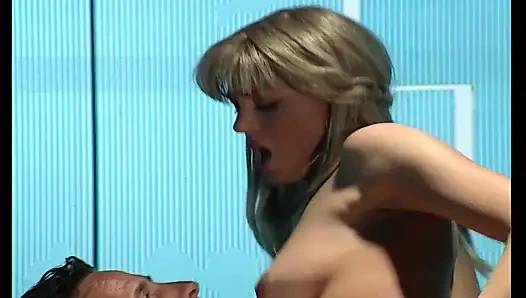 Красивой блондинке разбивают задницу