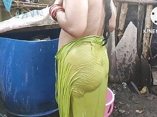 Anita Yadav făcând baie afară cu dans