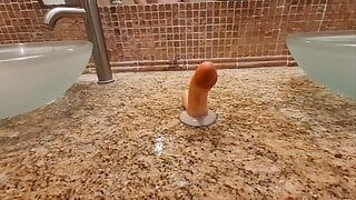 Strip-tease très risqué dans les toilettes publiques, baise anale et squirt