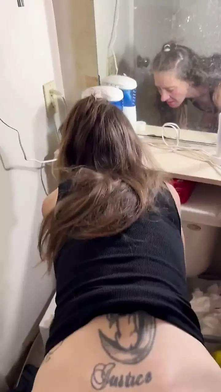 Street Skank在我的浴室里吮吸和操我