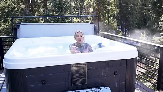 Горячая татуированная грудастая блондинка доминирует над подглядыванием за Leo