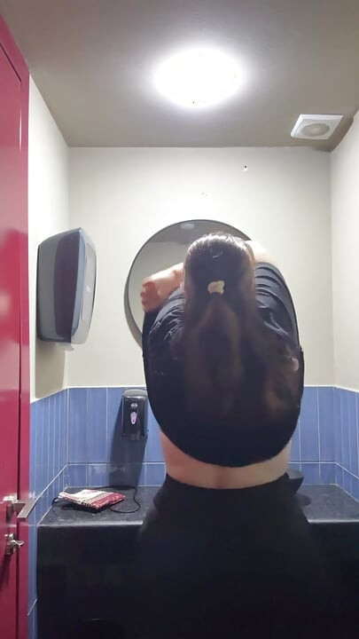 大屁股女孩在公共浴室自慰
