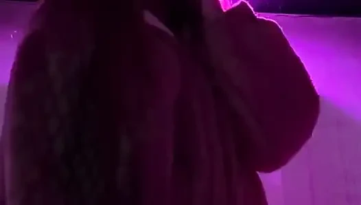 Одна — сигарета в бикини и куртке в клубе