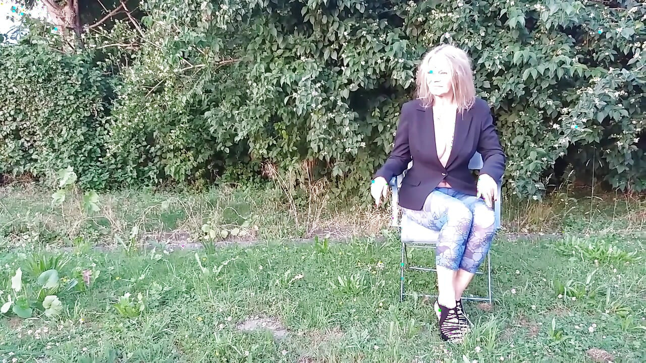 Sexig Mogen Kvinna I Genomskinliga Leggings.