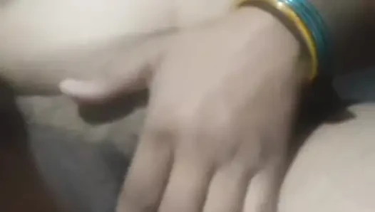 Hintli köylü kadın erkek arkadaşı gassi goody seks videosu için amına mastürbasyon yapıyor