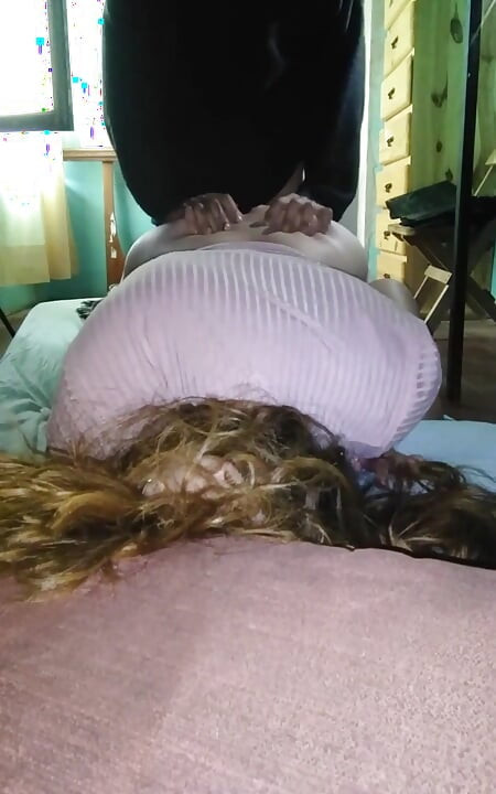 ピンクのドレスを着た彼女と携帯電話で録画