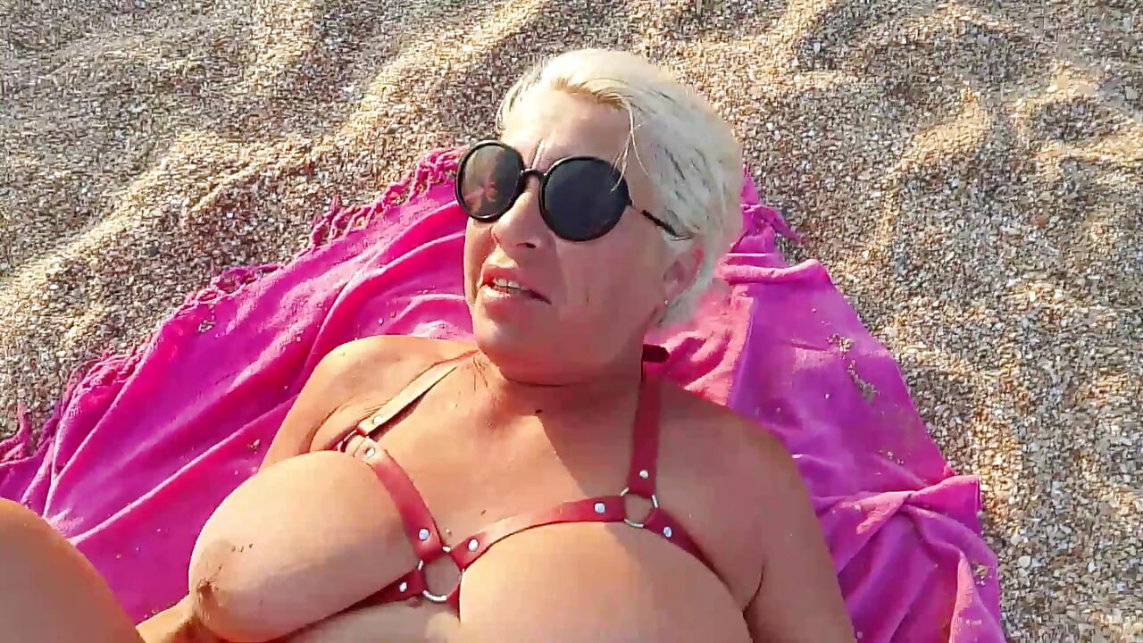Allowed a stranger to fuck herself on the beach