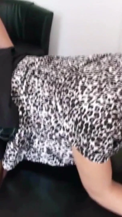 Moment spectaculaire de « un jeune garçon séduit pour baiser par son patron MILF au travail au bureau »