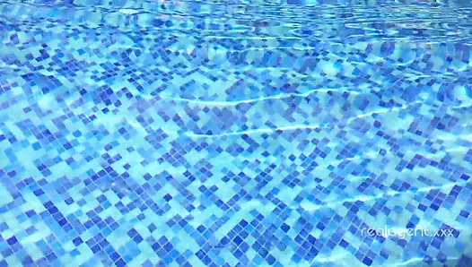 Juggy brunette whore can sunbathes by the pool and lick girlfriend's wet holes