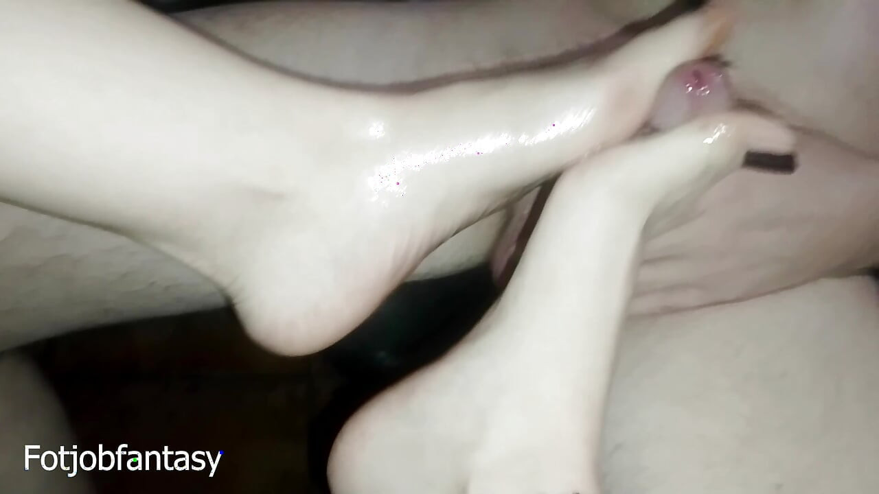 Boso I Naoliwione Footjob Z Fantastycznym Wytryskiem
