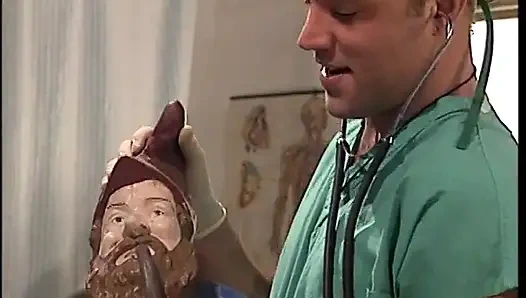 Büyük yaraklı doktor azgın bir hastayı ıslak amını parmaklarken sikiyor