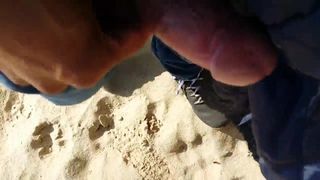 Str8 des hommes se branlent sur la plage pour une salope