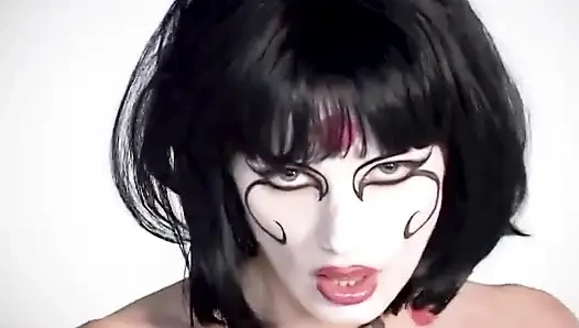 Brittany Andrews удивительный бодиарт Dragon соблазняет дымом!