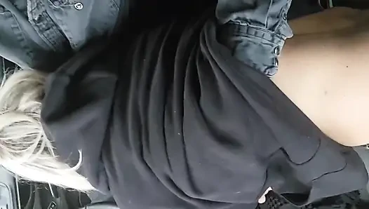 Yala ya da yürü... Seksi olgun kadının yakıtı bitiyor, onu yürümeye hiç niyeti yok.