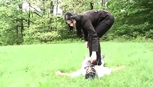 Hukuman trampling di luar ruangan dengan sepatu berlumpur
