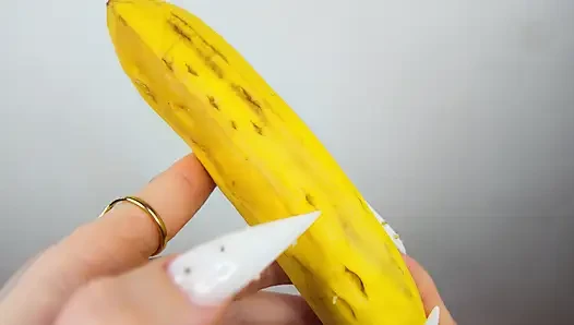 Kuku panjang putih menggores dan menghancurkan pisang seperti kontol