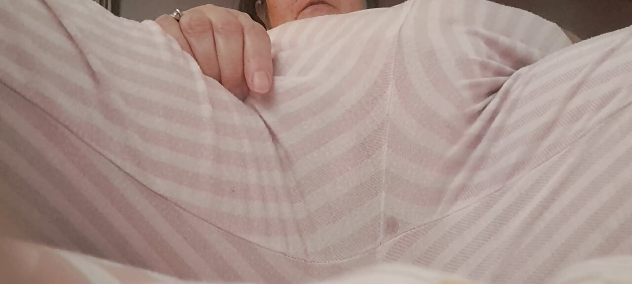 își bagă degetele în pizda ei umedă, lăsându-și pantalonii umezi cu un jet de orgasm