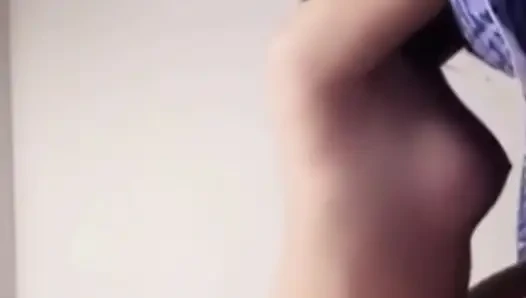 Memek sempit gadis india lagi asik muasin memek sempitnya