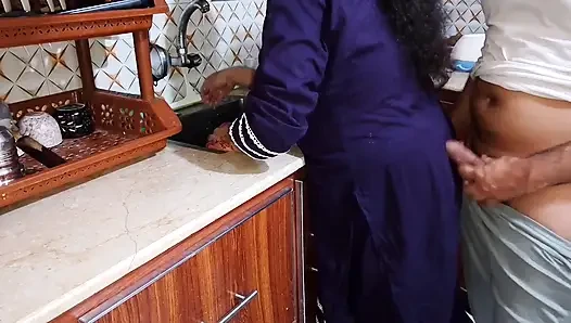 Suami India sama istrinya di dapur