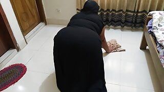 (Naukrani Ko Jabardasti Mast Chudai Malik) kongkek pembantu rumah dengan pantat besar semasa membersihkan rumah - seks yang menyakitkan