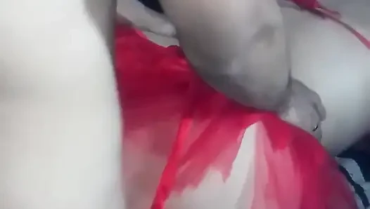 Aku mengisap pantatnya, vaginanya dan aku memasukkannya ke dalam iblis seksinya