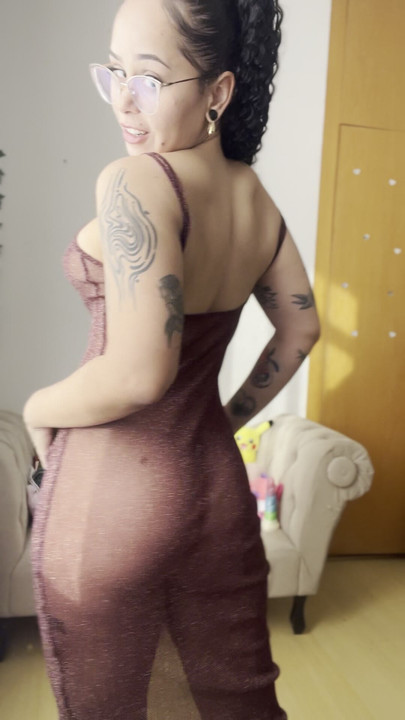 What’s hotter: my curves or my dirty thoughts? 😈