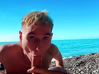 Magere Twink zuigt een grote lul af van een vreemde die zich aftrekt op een strand