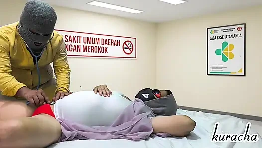 Горячая пухлая медсестра пришла к врачу, чтобы трахнуть его.