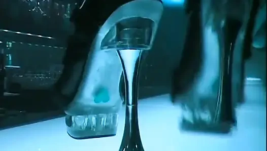 Denizcilerle barda üçlü seks ve bire bir sikiş. 2 sahne içinde 1