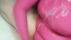 Gioco con un dildo e plug in doccia con body in spandex rosa e sperma