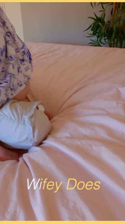 Wifey wakes up extra horny and edges her pussy on her pillow | Clip 1