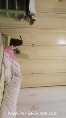 Cô gái tóc nâu xinh đẹp trong webcam