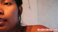Thai-Teen Heather tief gibt Morgen-Blowjob, Halsfick