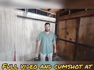 Culturista caliente trabajando y masturbándose en el garaje - gran polla