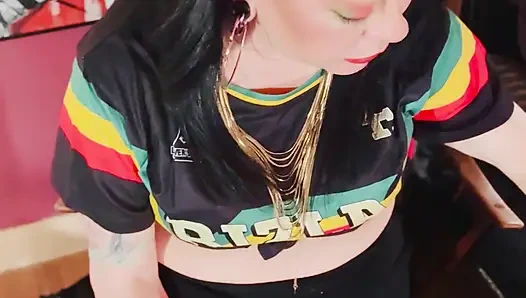 İngiliz tart Tina Snua Chain kibrit ışığı yanmış 2 Çin sigarası içiyor - sürüklenen sigara içen omi ome snap inhales