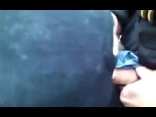 L&#39;uomo mascherato succhia e scopa