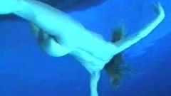 Daya tarik seks penari telanjang telanjang di bawah air