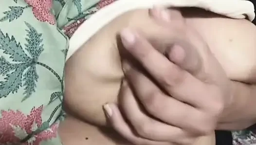Güzel tesettürlü kız ateşli büyük göğüslerini gösteriyor