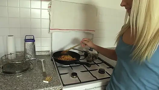 Sex in der küche mit einem heißen blonden schätzchen