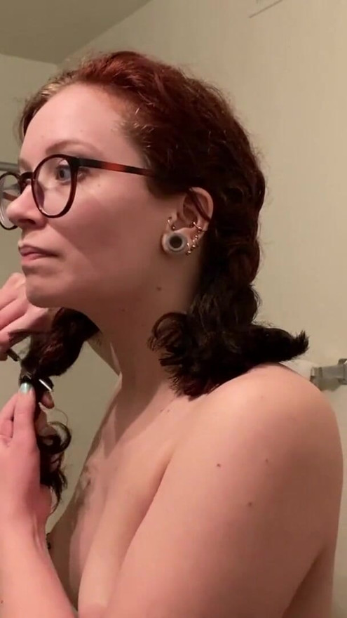 Cutting off 6 inches of hair nude - cutting my hair to shoulder length - veggiebabyy | Clip 1